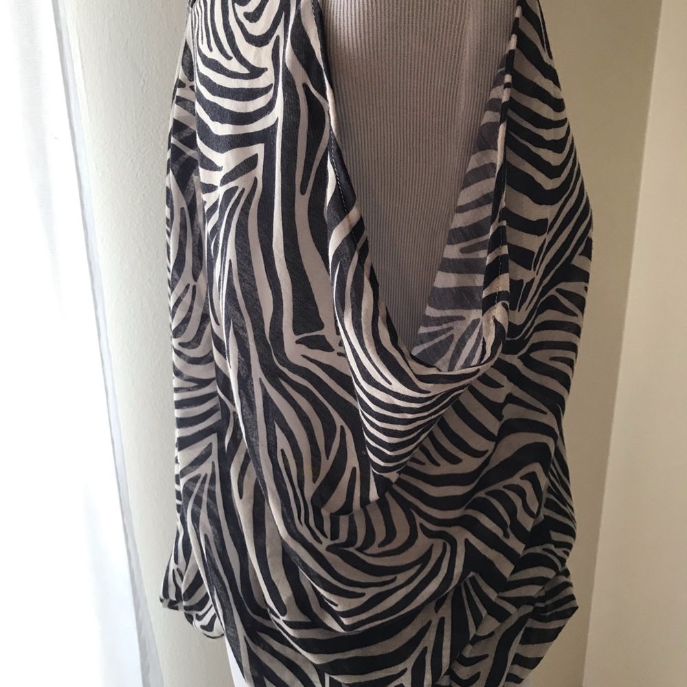 ✨✨Cute Zebra Top!✨✨ - Picture 2 of 5